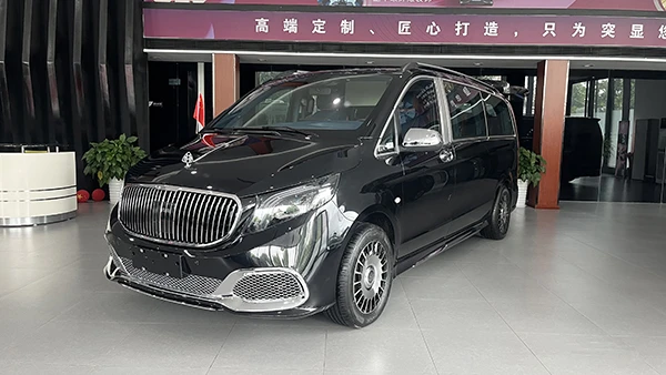The front face of the new Mercedes-Benz VS680L flat-top commercial vehicle