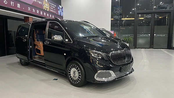 The front face of the new Mercedes-Benz VS680L flat-top commercial vehicle 1