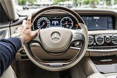 Hoe het stuur correct bedienen tijdens het rijden?