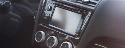 Waar moet ik op letten bij het opnieuw inbouwen van een autoradio?