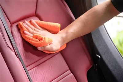 Hoeveel kost het om het autostoelkussen één keer schoon te maken?